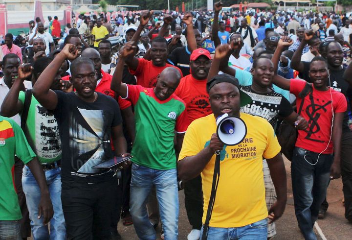 Des centaines de manifestants se sont rassemblés à Ouagadougou le 16 septembre 2015 pour protester contre la garde présidentielle avant d'être dispersés par des tirs de sommation. (Photo Reuters/Joe Penney )