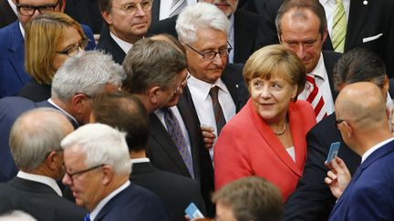 La chanceli&egrave;re allemande, Angela Merkel, lors du vote du Bundestag sur la participation de l'Allemagne aux n&eacute;gociations sur le plan d'aide &agrave; la Gr&egrave;ce, vendredi 17 juillet 2015, &agrave; Berlin. (AXEL SCHMIDT / REUTERS)