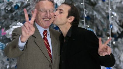 Nelson Monfort et Philippe Candeloro, commentateurs du patinage artistique sur France T&eacute;l&eacute;visions, le 17 d&eacute;cembre 2013 &agrave; Paris.&nbsp; (JACQUES DEMARTHON / AFP)