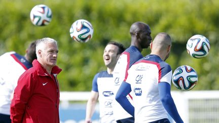 Didier Deschamps dirige un entra&icirc;nement de l'&eacute;quipe de France &agrave; Clairefontaine (r&eacute;gion parisienne), avant la Coupe du monde, le 4 juin 2014.&nbsp; ( CHARLES PLATIAU / REUTERS)