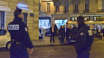 Devant la bijouterie Cartier proche des Champs-Elys&eacute;es, &agrave; Paris, braqu&eacute;e par deux hommes, mardi 25 novembre 2014. (CITIZENSIDE / SAÏD ANAS / AFP)