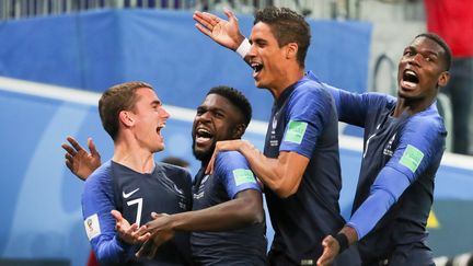 Les Français célèbrent le but de Samuel Umtiti face à la Belgique, lors de la demi-finale le 10 juillet 2018 à Saint-Pétersbourg, en Russie. (CHRISTIAN CHARISIUS / DPA)