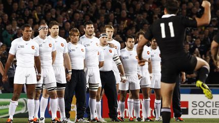 Les joueurs du XV de France face au haka des All Blacks lors de la finale de la Coupe du monde de rugby, dimanche 23 octobre, &agrave; Auckland en Nouvelle-Z&eacute;lande. (JACKY NAEGELEN/REUTERS)