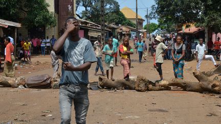 Des jeunes bloquent la route dans un quartier de Conakry, en Guinée, le 16 septembre 2019, alors qu'ils protestent contre un troisième mandat du président Alpha Condé. (CELLOU BINANI / AFP)