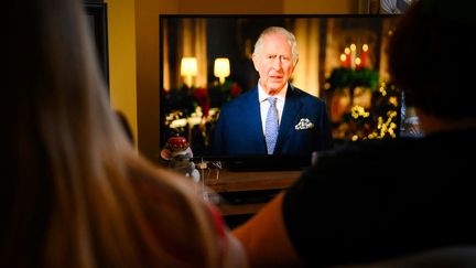 Une famille à Liverpool qui suit le discours de Noël du roi Charles III. (PAUL ELLIS / AFP)