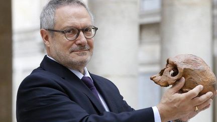 Jean-Jacques Hublin, directeur du département d'Evolution humaine à l'Institut Max Planck de Leipzig (Allemagne) avec le crêne d'un Homo sapiens datés de 300.000 ans
 (PATRICK KOVARIK / AFP)