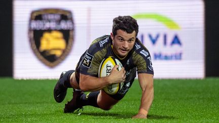 Brice Dulin, joueur de La Rochelle, marque un essai lors du match face à Clermont, le 08 novembre.
 (XAVIER LEOTY / AFP)