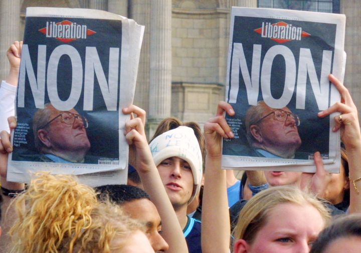 Des lycéens à Reims manifestent le 22 avril 2002 contre la présence de Jean-Marie Le Pen au second tour de la présidentielle. (FRANCOIS NASCIMBENI / AFP)
