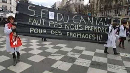 Capture d'&eacute;cran, le 19 f&eacute;vrier 2014, d'une manifestation des sages-femmes &agrave; Paris. (FRANCE 2 ET FRANCE 3 / FRANCETV INFO)