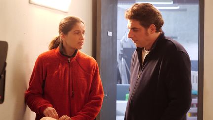 Laetitia Casta et Damien Bonnard sur le tournage du film "Le Bonheur est pour demain".&nbsp; (FRANCEINFO)