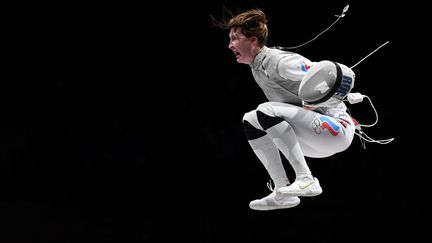 La joie de la Russe&nbsp;Larisa Korobeynikova qui décroche la médaille de bronze en saut en hauteur... pardon, en sabre ! (MOHD RASFAN / AFP)