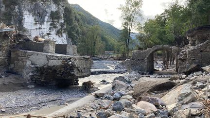 La vallée de la Roya dévastée par le passage de la tempête Alex, 5 octobre 2020.&nbsp;La route vers les communes de Fontan, Saorge et Tende est coupée, la majorité des ponts ont été emportés par le fleuve. (EMMANUEL GRABEY / RADIOFRANCE)