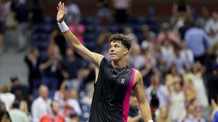 L'Américain Ben Shelton lors de son quart de finale de l'US Open contre Frances Tiafoe, à New York, le 5 septembre 2023. (ELSA / GETTY IMAGES NORTH AMERICA via AFP)