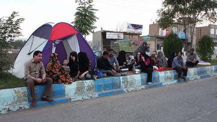 Une famille iranienne a plant&eacute; une tente dans la rue &agrave; Varzaqan. (HAMED NAZARI / MEHR NEWS / AFP)