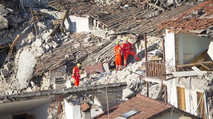 Des secouristes fouillent les d&eacute;combres &agrave;&nbsp;Pescara del Tronto (Italie), le 25 ao&ucirc;t 2016 au lendemain d'un s&eacute;isme. (MAURO UJETTO / NURPHOTO / AFP)