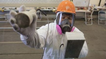 Un travailleur vérifie la radioactivité dans l'usine de Fukushima Daiichi, le 29 Décembre 2012, où le Premier ministre japonais, Shinzo Abe, a fait une visite. (AFP PHOTO / Itsuo Inouye / POOL)