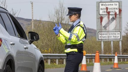 La police irlandaise arrête et vérifie les véhicules à la frontière avec l'Irlande du Nord, à Carrkcarnon, dans le comté de Louth, le 9 avril 2020. (PAUL FAITH / AFP)