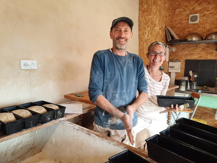 Raphaël et sa femme Kim, boulangers de l'écolieu&nbsp;"GrainetSens" à Boffres, en Ardèche. (FARIDA NOUAR / RADIO FRANCE)