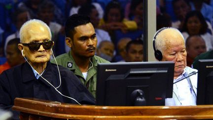 L'ex-dirigeant khmer rouge «Frère numéro deux» Nuon Chea (G) et l'ancien chef de l'Etat khmer rouge Khieu Samphan (D), dans la salle d'audience des CETC à Phnom Penh, le 23 novembre 2016. (Sok Heng NHET / ECCC / AFP)