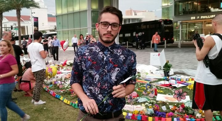 &nbsp; (Anthony, 22 ans, devant le mémorial © Radio France - Benjamin Illy)