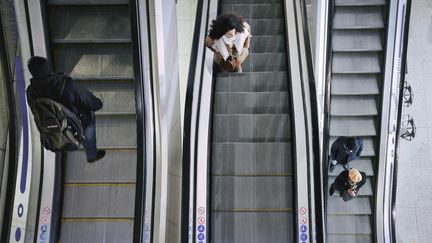 Des usagers du métro, à Paris, le 7 mars 2020.&nbsp; (HANS LUCAS / AFP)