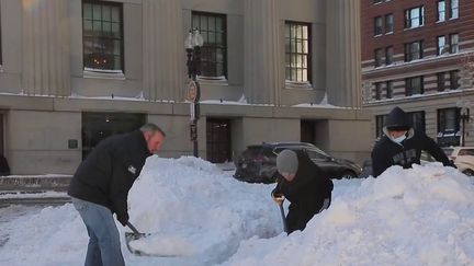 Tempête Kenan : le centre-ville de Boston encore figé dans la glace et la neige