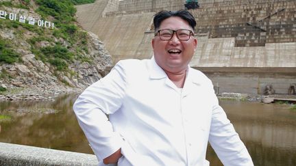 Le leader nord-coréen Kim Jong Un&nbsp;en visite dans une usine électrique de la province d'Hamgyong, le 17 juillet 2018. (KCNA VIA KNS / KCNA VIA KNS / AFP)