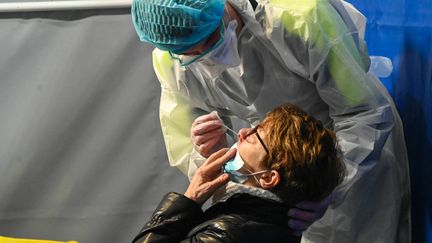 Une femme se fait tester au Covid-19, ici à Dunkerque (illustration), le 23 février 2021. (DENIS CHARLET / AFP)