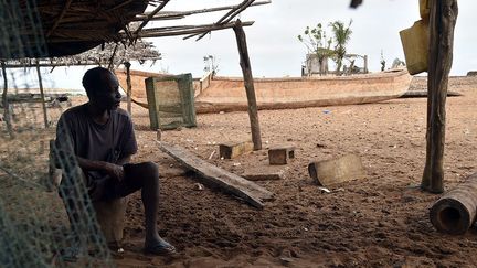 et les 20.000 pêcheurs de la région subissent les conséquences du réchauffement climatique. Ils voient leurs maisons mangées par la montée des eaux et l'érosion. Et les pêcheurs ramènent leurs filets vides. (ISSOUF SANOGO / AFP)