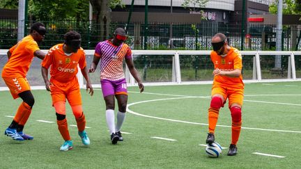 Des joueurs de cécifoot à Paris le 20 juin 2024. (RICCARDO MILANI / HANS LUCAS / AFP)