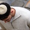 Un jeune homme lors de la ceremonie d'hommage aux victimes francaises du 7-Octobre en Israël, à Paris en février 2024 (Photo d'illustration). (JULIEN MATTIA / LE PICTORIUM / MAXPPP)