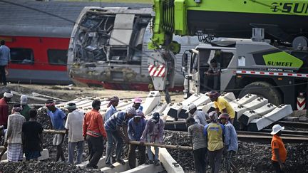 Des secouristes auprès de la collision de trains qui a causé la mort d'au moins 288 personnes près de Balasore en Inde, le 4 juin 2023. (DIBYANGSHU SARKAR / AFP)