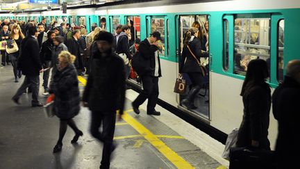 Dans une station du m&eacute;tro parisien, le 28 octobre 2010. (MIGUEL MEDINA / AFP)