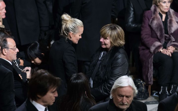 Michèle Marchand avec Laeticia Hallyday, lors des funérailles de Johnny Hallyday, le 8 décembre 2017.&nbsp; (WITT/SIPA)