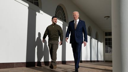 Le président ukrainien, Volodymyr Zelensky, et le président américain, Joe Biden, à la Maison Blanche, le 21 décembre 2022. (BRENDAN SMIALOWSKI / AFP)