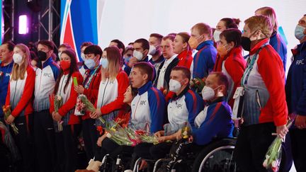 Des athlètes russes paralympiques lors de leur arrivée&nbsp;à l'aéroport Sheremetyevo, près de Moscou, le 6 mars 2022. (ANTON DENISOV / SPUTNIK / AFP)