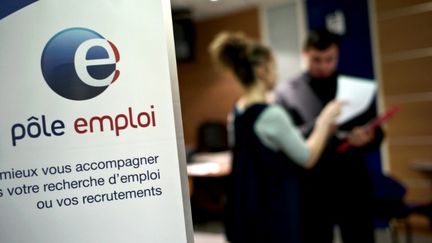 Avec 2,8 millions de demandeurs d'emploi en France m&eacute;tropolitaine, le taux de ch&ocirc;mage se situe &agrave; son niveau de 1999, selon l'Insee. (JEFF PACHOUD / AFP)