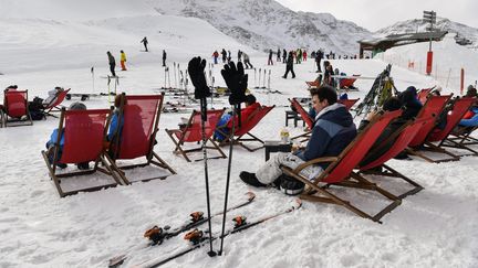 Des transats installés devant un restaurant à Val Thorens (Savoie), le 24&nbsp;novembre 2019. (PHILIPPE DESMAZES / AFP)