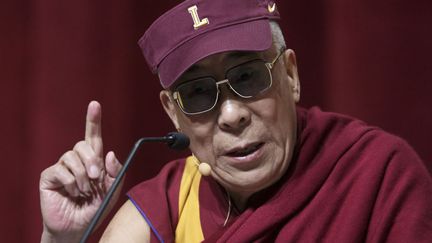 Le Dala&iuml; Lama s'exprime devant des &eacute;tudiants &agrave; l'universit&eacute; de Loyola &agrave; Chicago (Illinois), le 26 avril 2012. (JOHN GRESS / REUTERS)