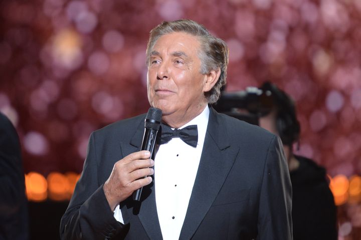 Jean-Pierre Foucault présente la soirée d'élection de Miss France 2018, à Châteauroux (Indre), le 16 décembre 2017. (GUILLAUME SOUVANT / AFP)