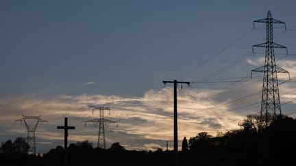 Une ligne électrique à haute tension, le 10 novembre 2018, à&nbsp;Condé-sur-Risle (Eure). (JOEL SAGET / AFP)