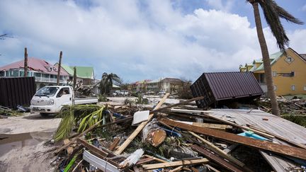 Une rue d'Orient Bay après le passage de l'ouragan Irma, le 7 septembre 2017 à Saint-Martin. (LIONEL CHAMOISEAU / AFP)