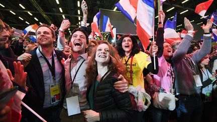 Des militants du mouvement En marche ! célèbrent la qualification d'Emmanuel Macron pour le second tour de la présidentielle, le 23 avril 2017, à Paris.&nbsp; (ERIC FEFERBERG / AFP)