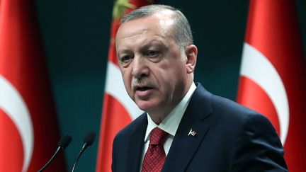 Le président turc, Recep Tayyip Erdogan, annonce l'avancée du calendrier électoral, le 18 avril 2018. (ADEM ALTAN / AFP)