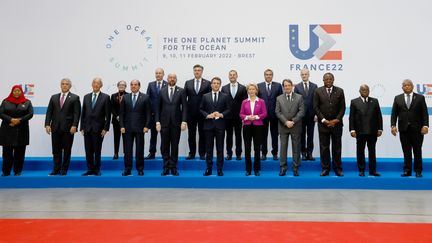 Emmanuel Macron pose avec des chefs d'État pour une photo de famille avant le sommet mondial pour la protection des océans à Brest, le 11 février 2022. (LUDOVIC MARIN / AFP)