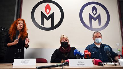 Une conférence de presse de l'ONG Memorial le 18 novembre 2021. (ALEXANDER NEMENOV / AFP)