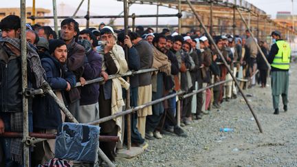 Des hommes attendent pour recevoir une aide alimentaire de la part d'une ONG à Kaboul (Afghanistan), le 25 décembre 2022. (AFP)