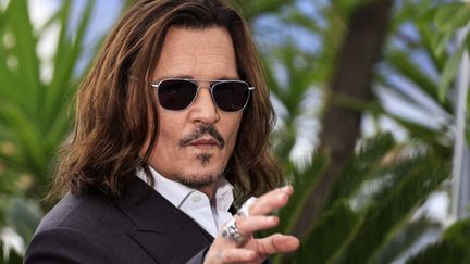 Johnny Depp lors d'une séance photo avec l'équipe du film "Jeanne du Barry" de Maïwenn, le 17 mai 2023 à Cannes. (VALERY HACHE / AFP)