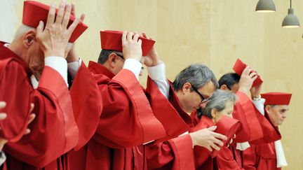 Les juges de la Cour constitutionnelle allemande, &agrave; Karlsruhe (Allemagne), le 28 f&eacute;vrier 2012. (ULI DECK / DPA / AFP)