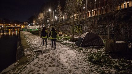 Des bénévoles en maraude pour venir en aide aux sans abri alors que la neige est tombée sur Paris, en février 2021 (photo d'illustration). (SADAK SOUICI / LE PICTORIUM / MAXPPP)